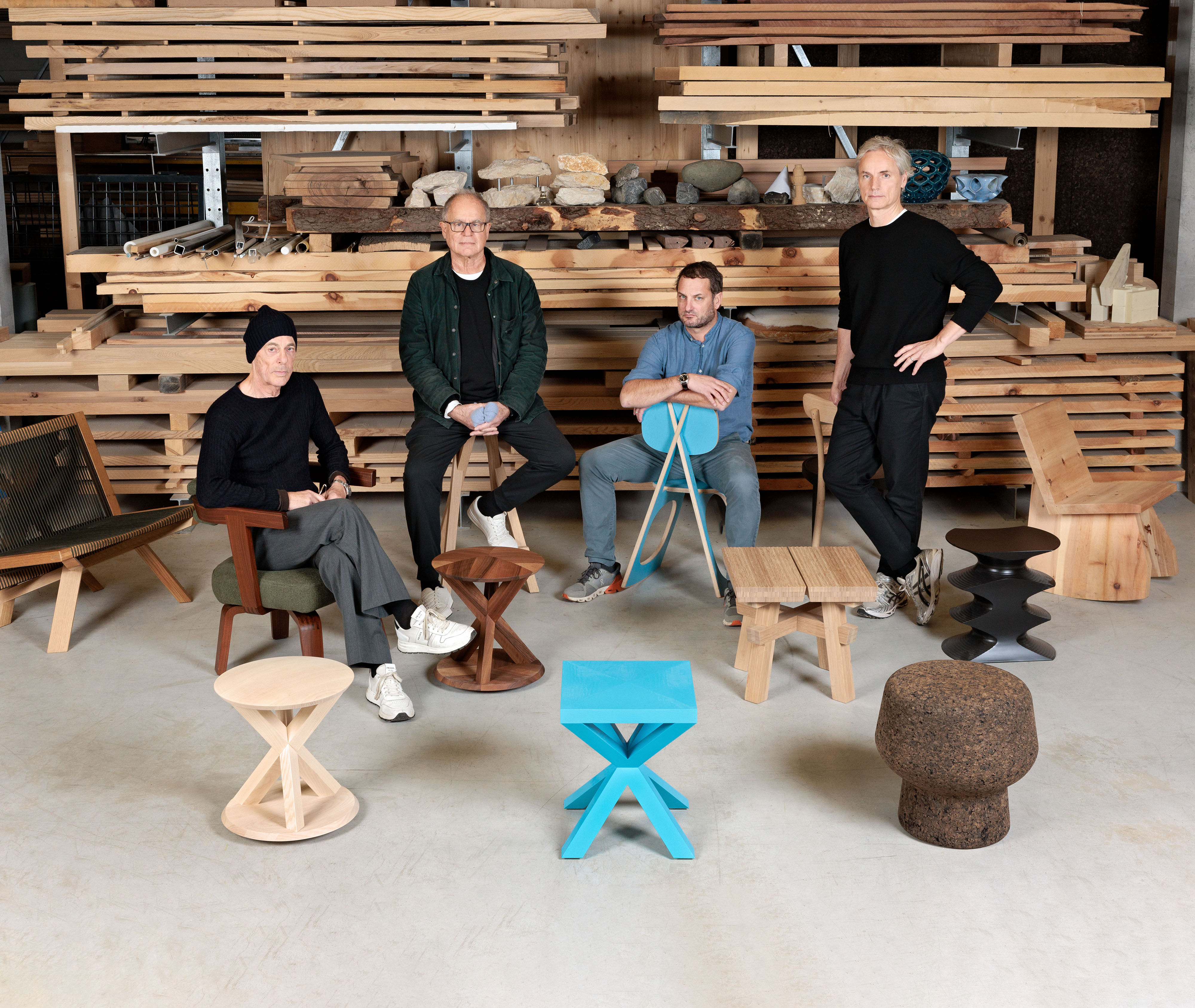 Herzog & de Meuron – Corker für ClassiCon Herzog & de Meuron mit Corker Hockern für ClassiCon im Studio, verschiedene Materialien und Prototypen im Hintergrund